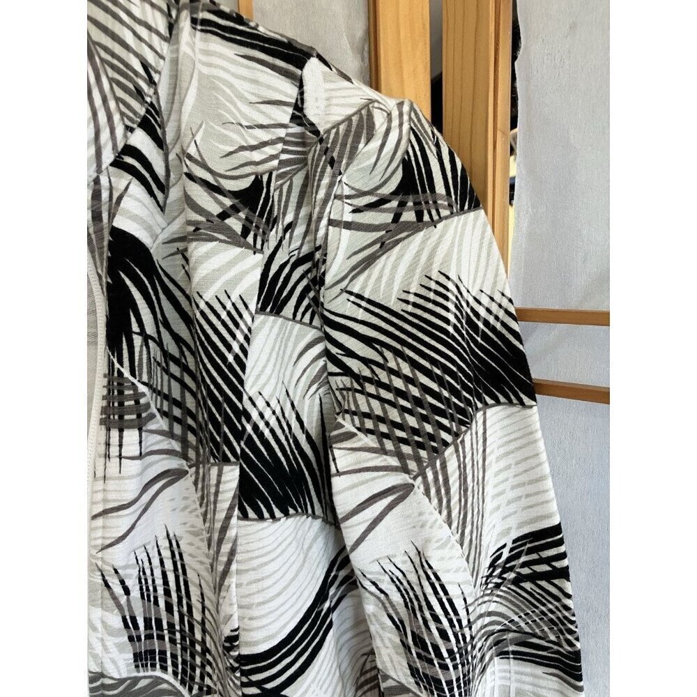 T By Talbots Mockneck Black, white, gray Palm Print Active Zip Jacket XS, UPF 50 - Picture 5 of 10